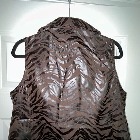 Chico’s Zenergy Zipper Front Monochromatic Animal Print Sleeveless Vest  Chicos - Picture 2 of 5